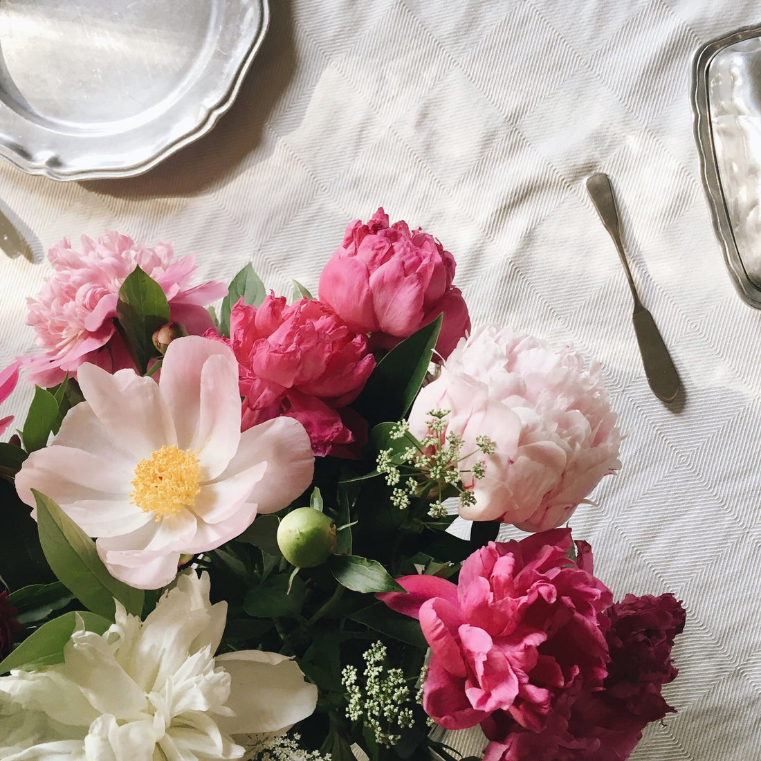 a center piece of pink flowers 